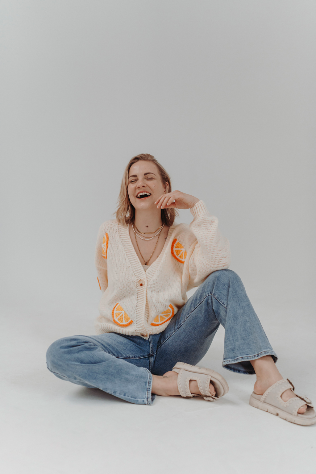 Veronika™️ Cardigan mit Orangenstickerei (Creme)